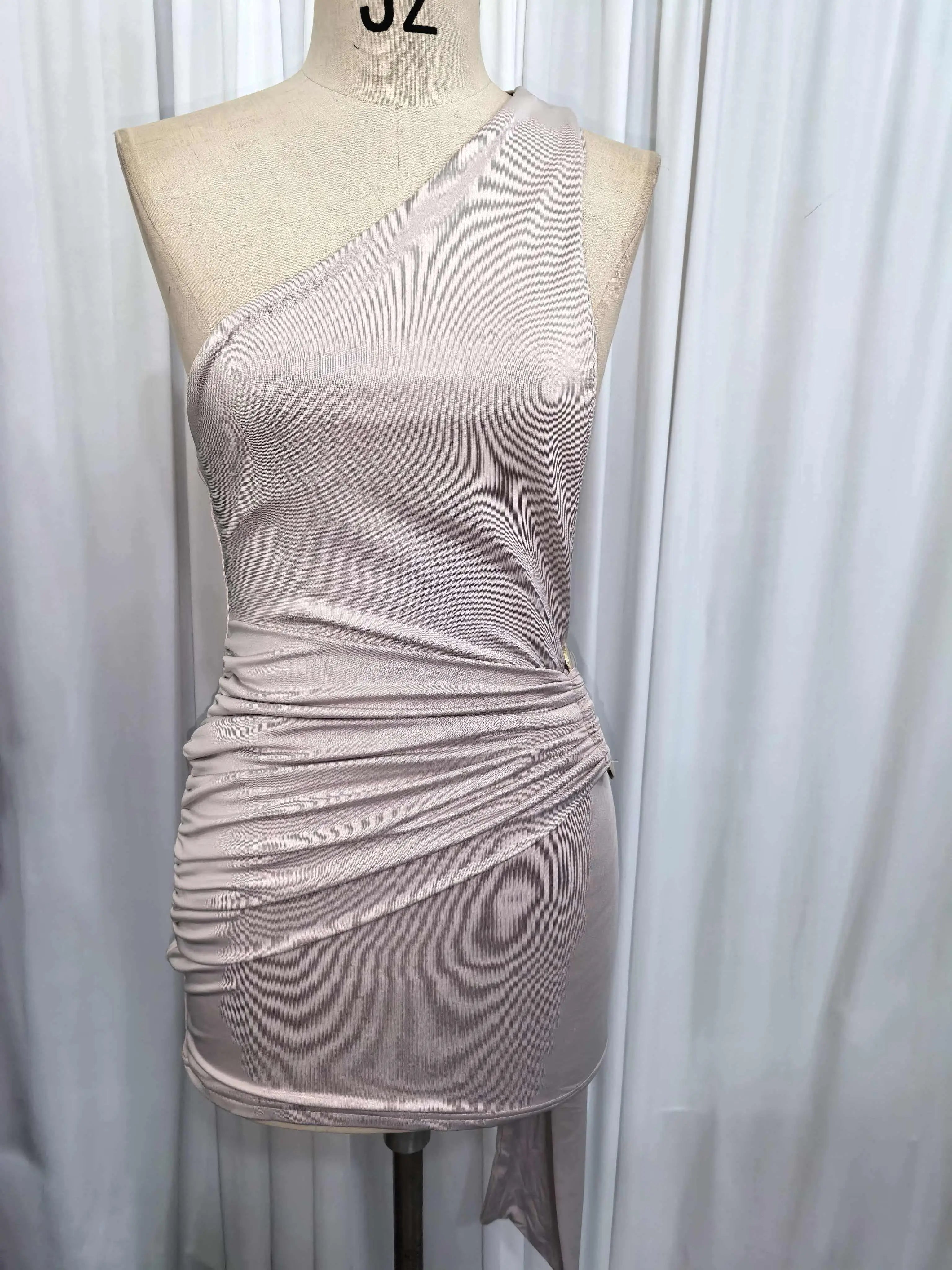 Vestido Corto de Un Hombro